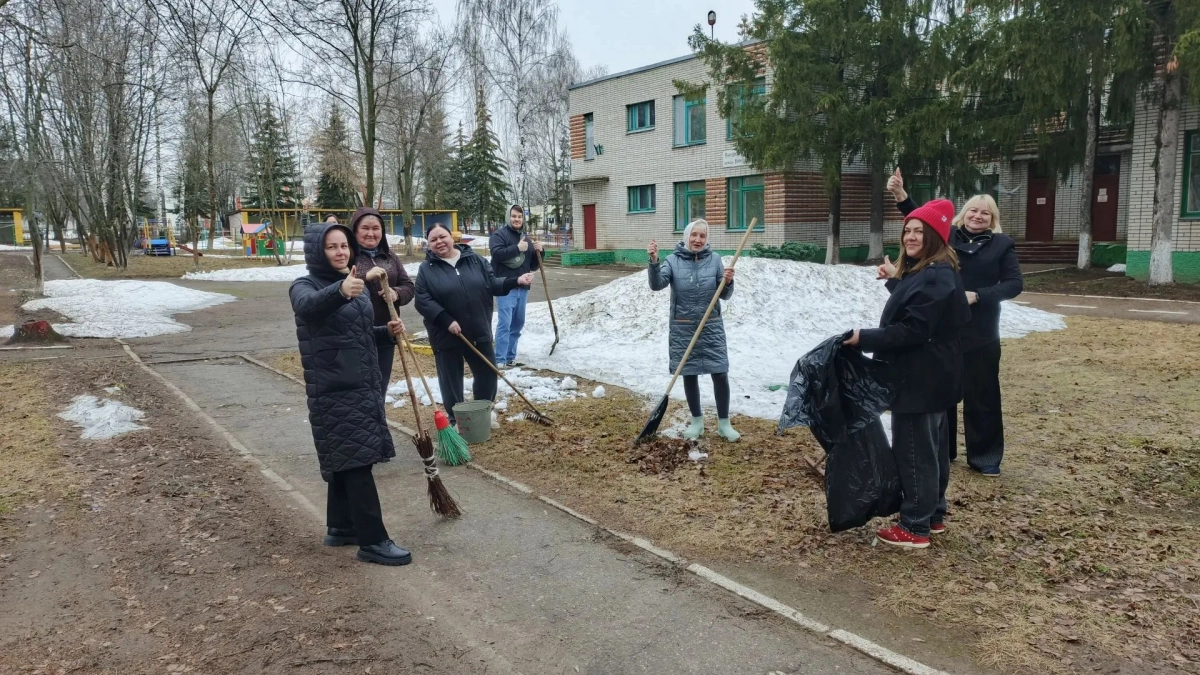 Школы и детские сады Новочебоксарска вышли на общий субботник