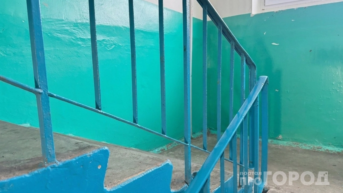 Почему в СССР стены подъездов красили строго до половины: странная хитрость спасла тысячи людей, а мы об этом не знаем