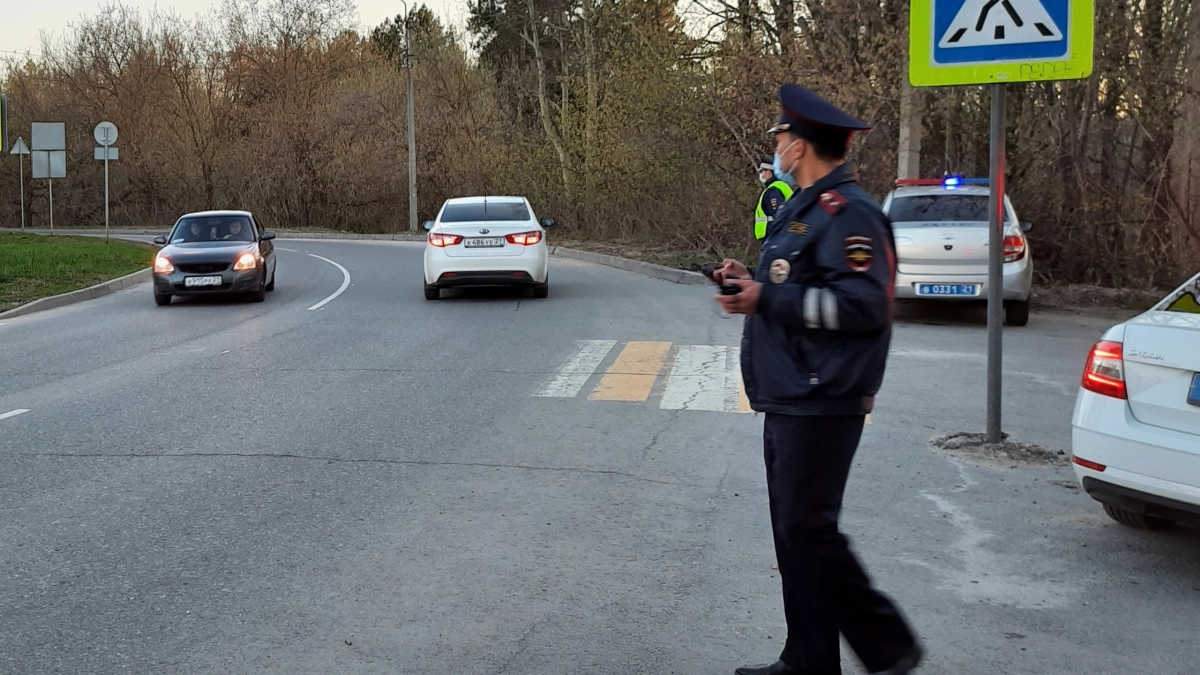 Инспектор ГИБДД хочет выписать штраф за непристегнутого пассажира: что делать водителю - ответ юриста