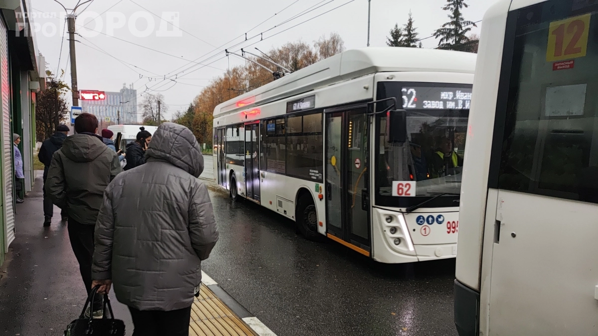 «Уступи место или будь проклят»: мужчина отказался встать перед пожилой женщиной — кто прав на самом деле
