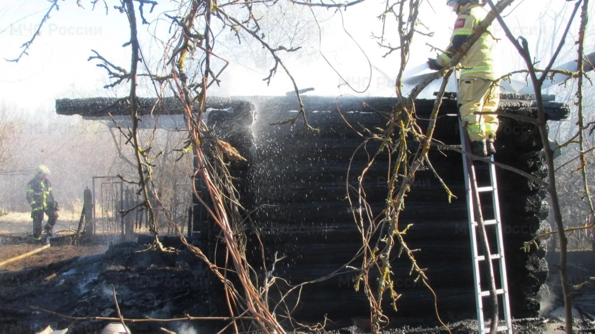 На окраине Новочебоксарска женщина дотла сожгла свою дачу, пытаясь убраться на участке