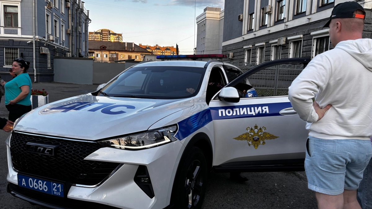 Инспектор ДПС остановил и требует передать ему ключи от автомобиля: нужно ли соглашаться водителю или можно отказаться -