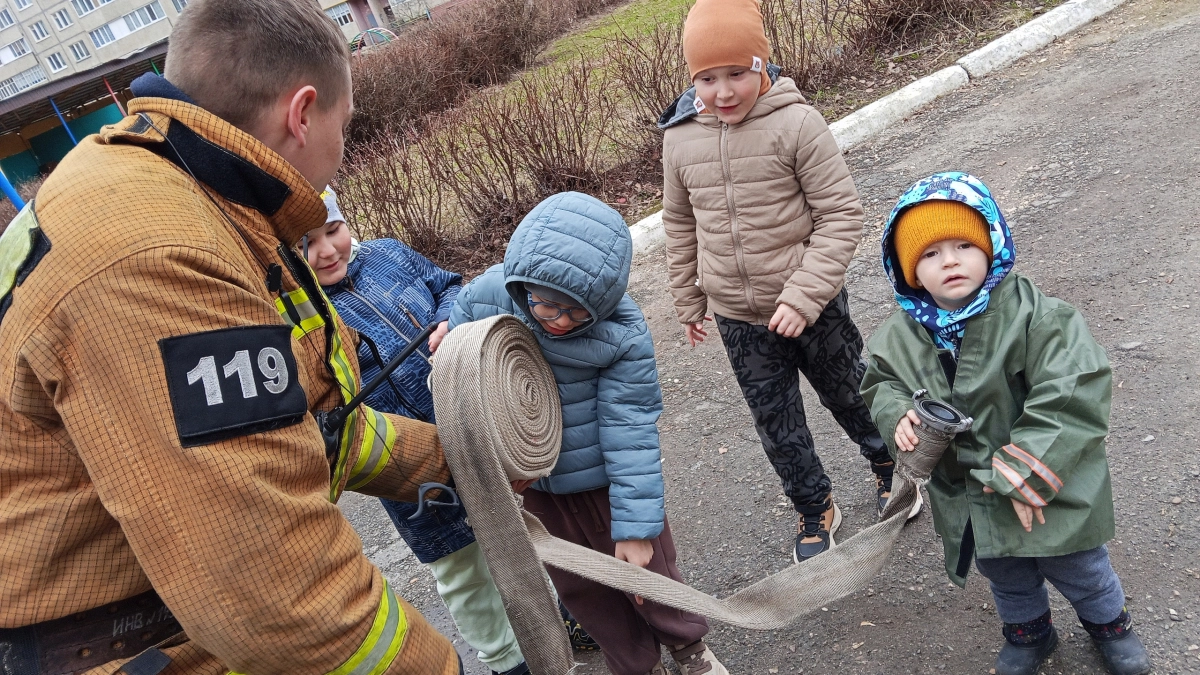 В Новочебоксарске спасатели научили малышей правилам пожарной безопасности