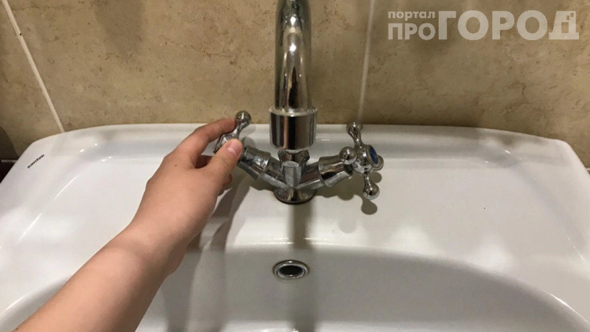 Горячей воде из-под крана не место на кухне: готовить на ней нельзя — предупреждение от Роспотребнадзора