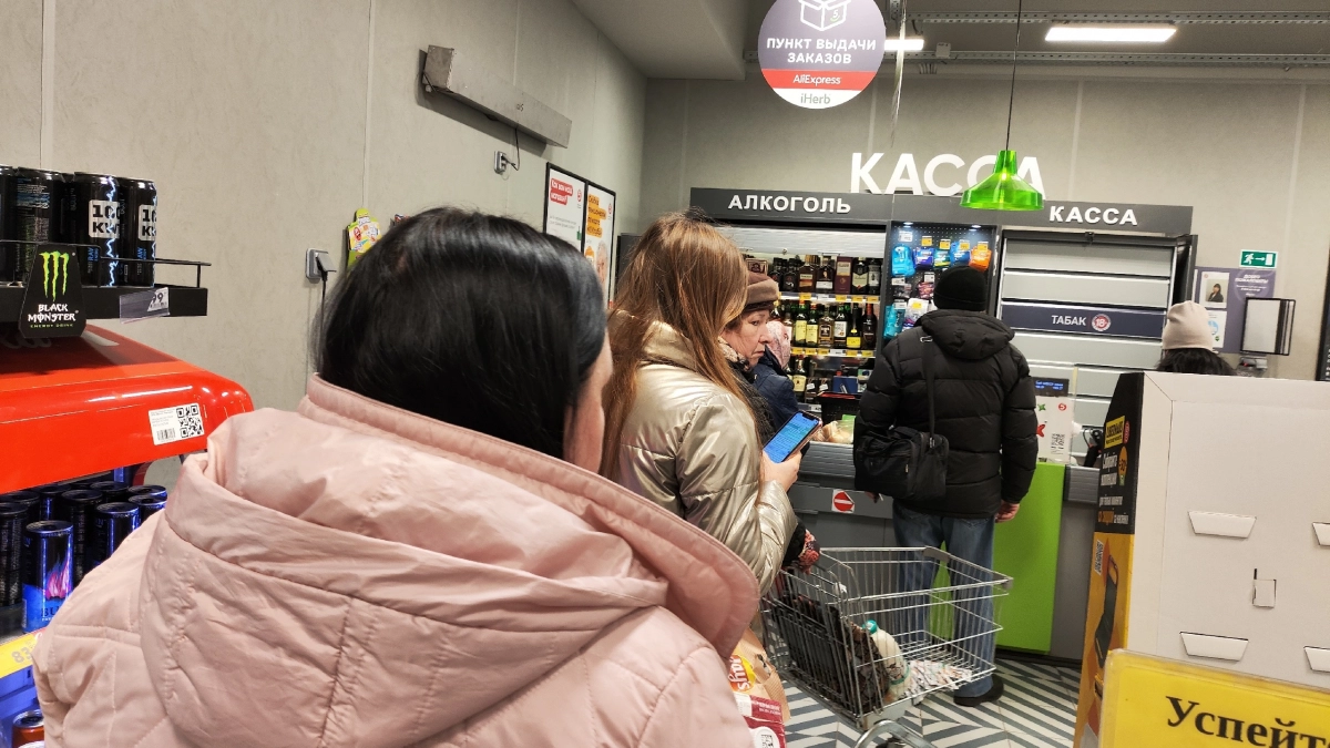 Почему опытные покупатели отказываются платить по QR-коду: 3 причины не слушать кассиров в «Магните» и в «Пятерочке»