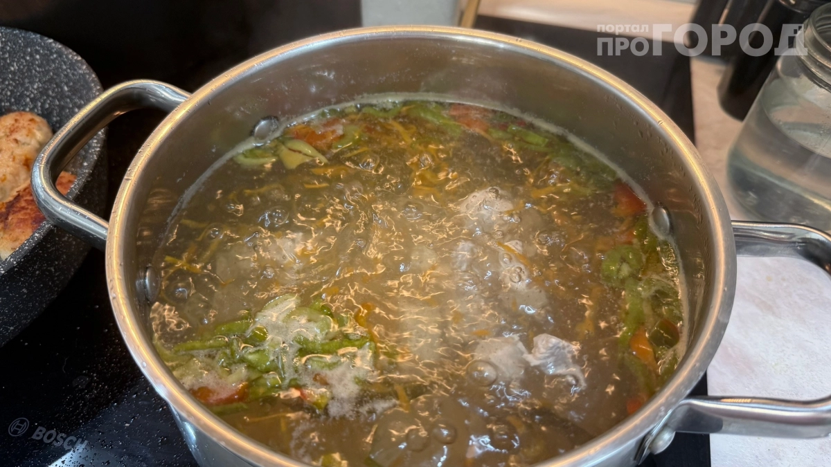 Коллаген прямо в кастрюле: почему снимать пену с бульона — большая ошибка