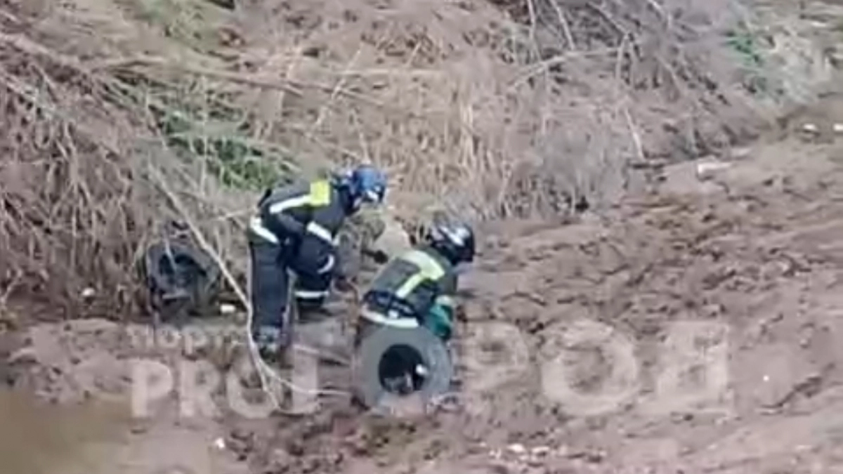 В Новочебоксарске спасатели помогли двум детям, которые по пояс застряли в грязи