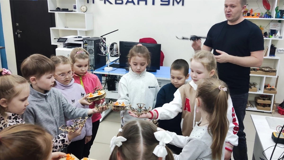 Новочебоксарских дошколят познакомили с устройством роботов и беспилотников