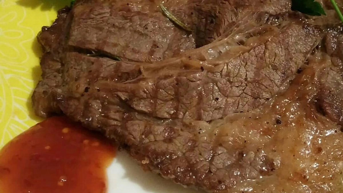 Вместо мяса - подошва: ресторанный гуру раскрыл секрет сочности мяса - все дело в технике резки