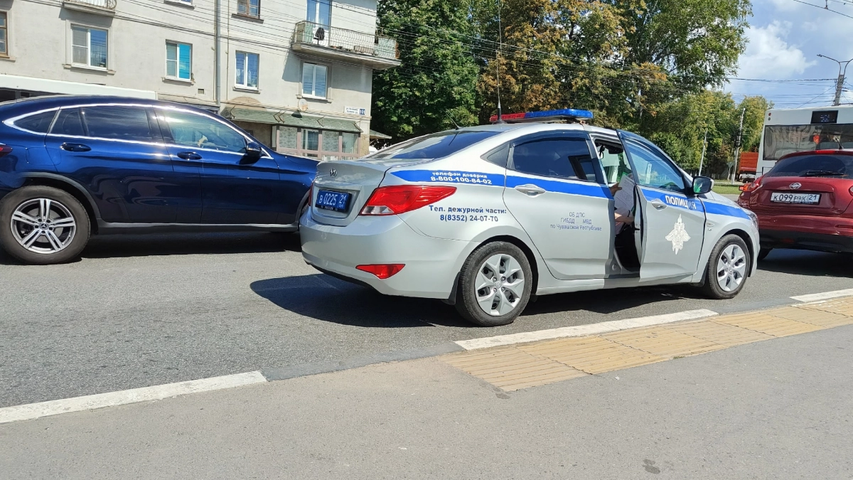 Почему категорически нельзя говорить инспектору ГАИ, кем работает водитель: юрист раскрыл правду - держите это при себе