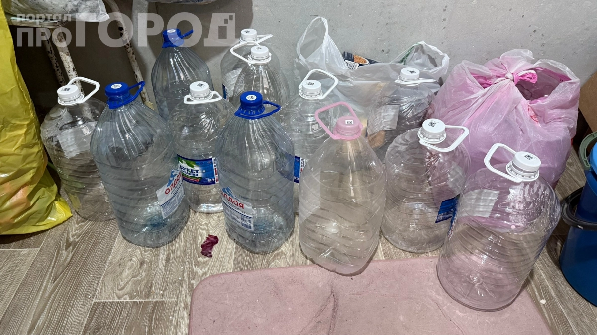 Пятилитровки храню как зеницу ока: делаю парник за 0 рублей и капельный полив без электричества 