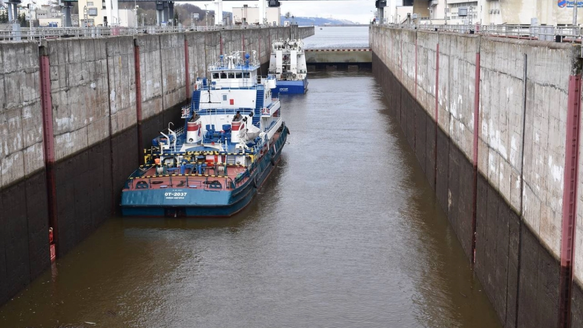 Через Чебоксарскую ГЭС прошли первые суда этого года