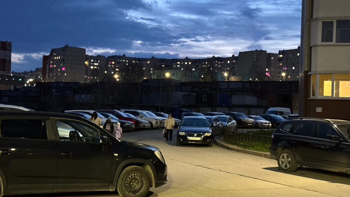 6 причин, почему опытные водители выворачивают колеса при парковке - и дело вовсе не в удобстве выезда