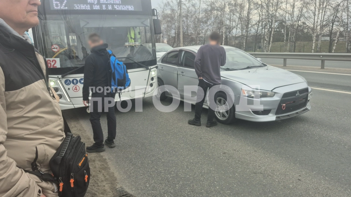 Троллейбус "Новочебоксарск-Чебоксары" на Восточном поселке столкнулся с иномаркой 