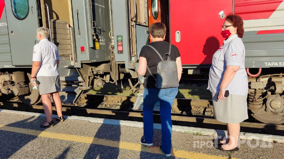 Тайная жизнь проводников РЖД: что они делают, когда вы спите, и что обязаны выдать бесплатно — откровение из первых уст