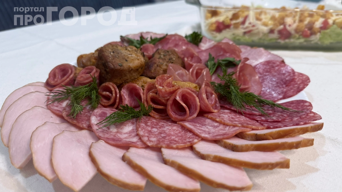 В упаковке — влага, во вкусе — загадка: половина семьи отказалась есть колбасу за 199 рублей из Чижика и вот почему