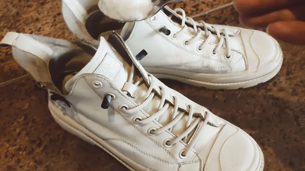 Весь день в обуви, а вони нет: всегда посыпаю на стельку щепотку порошка - классный лайфхак на дождливую весну