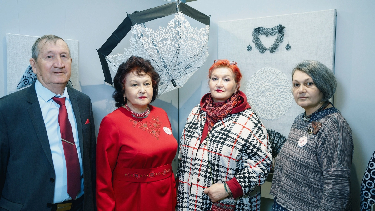 Новочебоксарские художники представили свои творения на выставке "Золотые руки мастеров Чувашии"