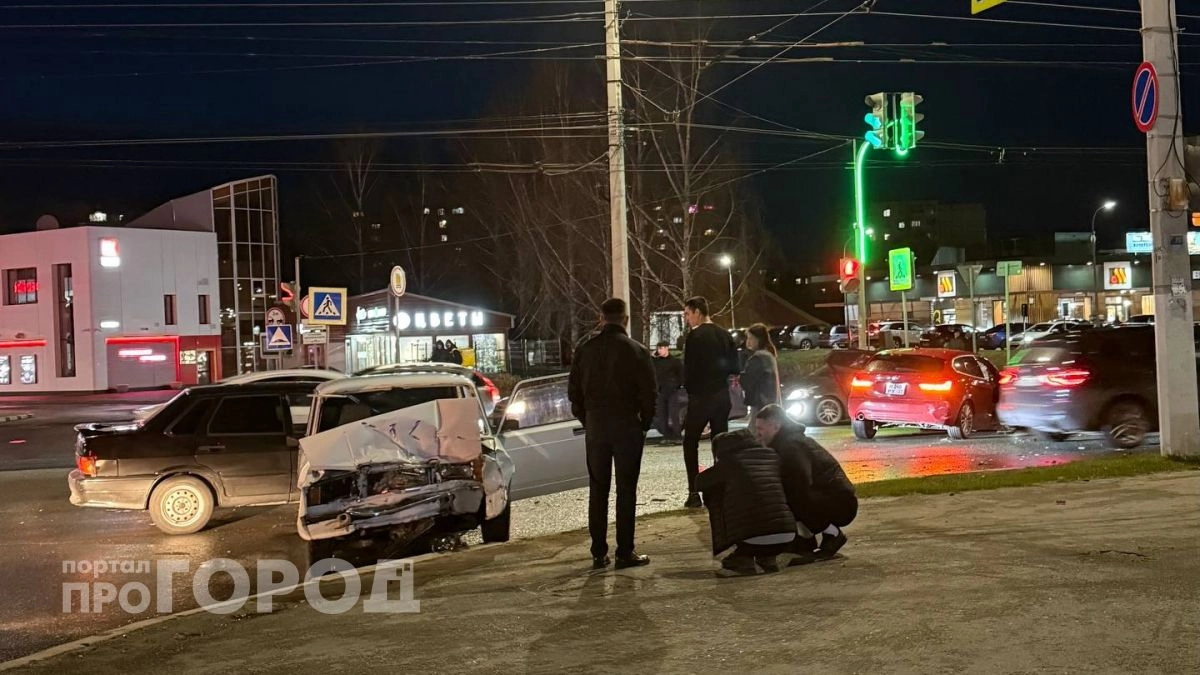 В Новочебоксарске произошло массовое ДТП с тремя автомобилями