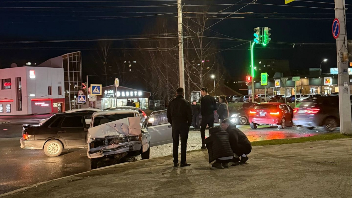 Массовое ДТП, штормовое предупреждение и отмена парадов: главные новости за 28 апреля