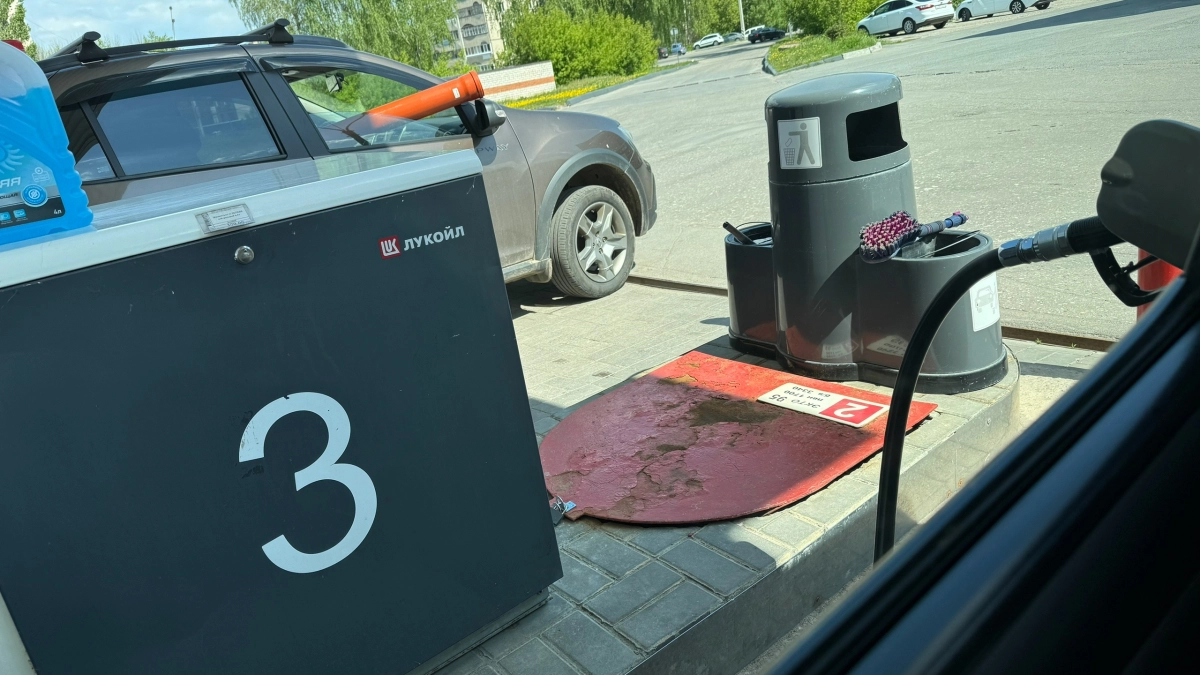 Всю жизнь заливала полный бак на глаз, а зря: муж научил хитрой сверке топлива — вот кто крадёт 2 литра каждую заправку