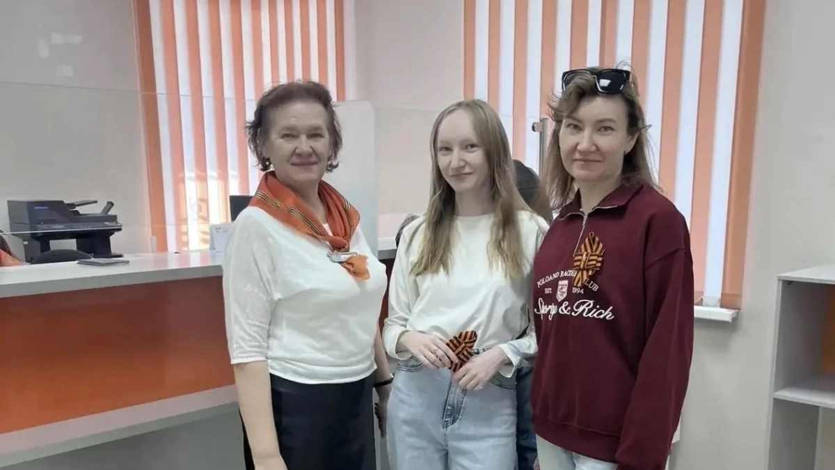 «ЭнергосбыТ Плюс» вручил георгиевские ленточки жителям Новочебоксарска в День Победы