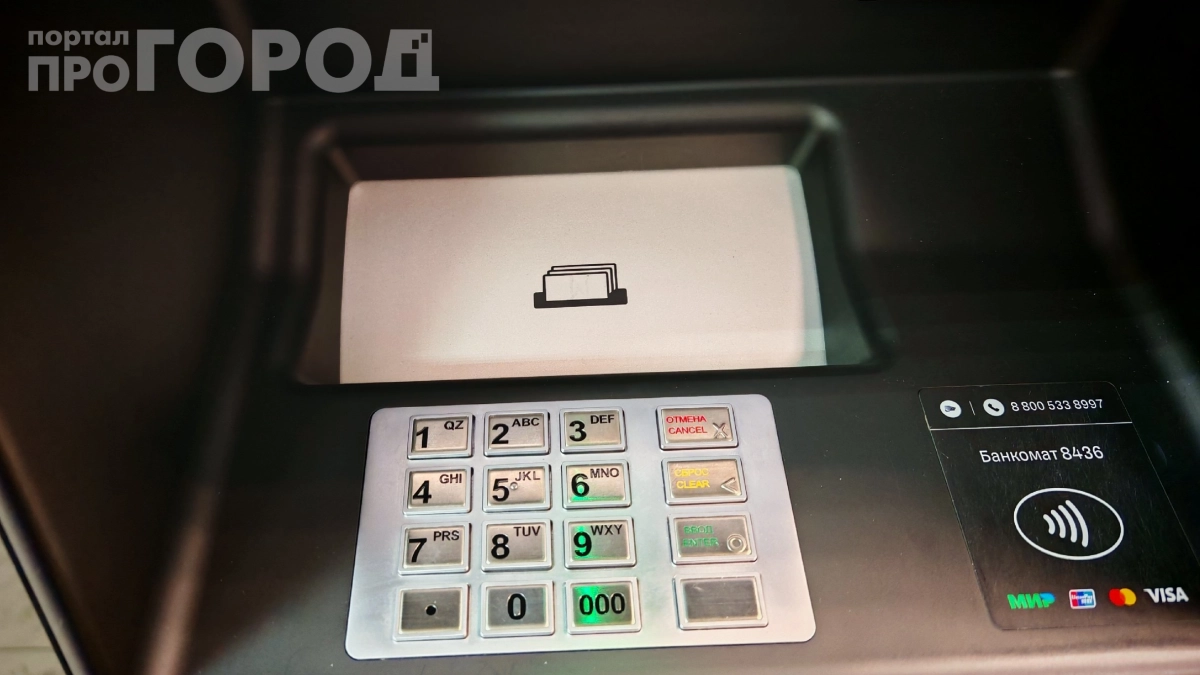 Пенсию не дают снять в первый же день: банки начали блокировать операции пенсионеров