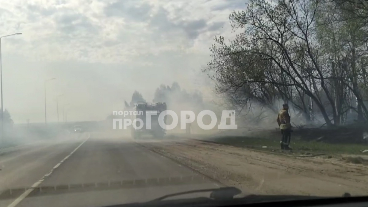 На выезде из Новочебоксарска в сторону Атлашево тушат пожар
