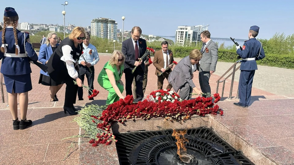 Энергетики «Т Плюс» возложили цветы к Вечному огню в Новочебоксарске