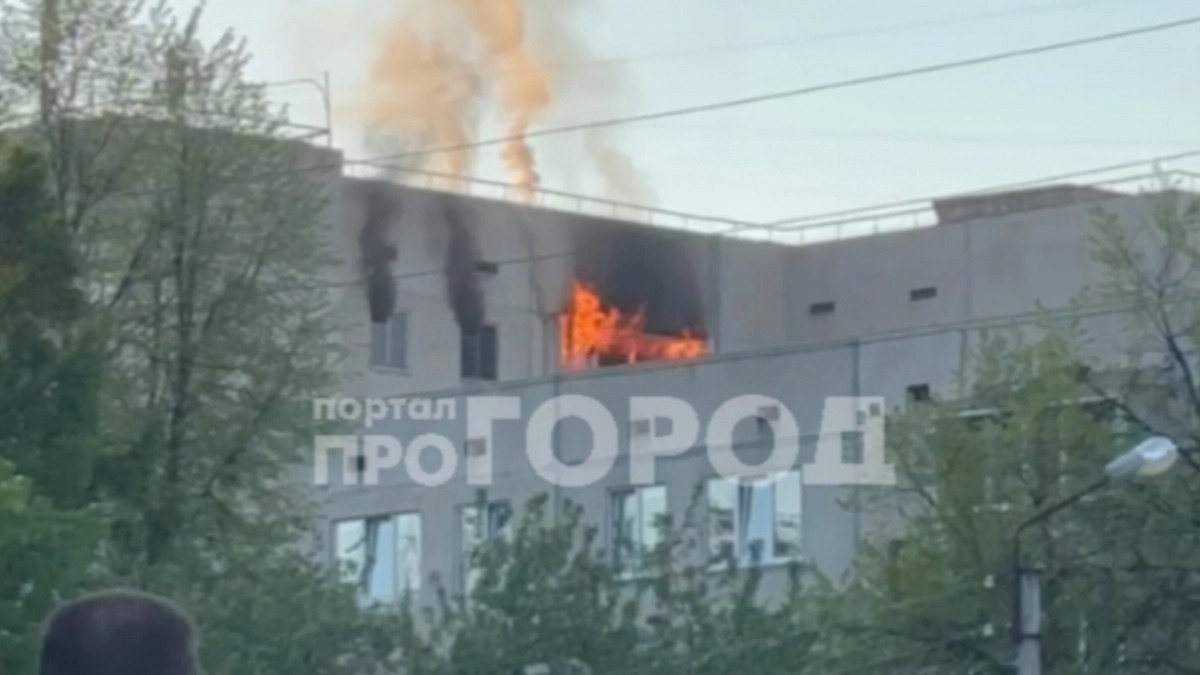 В Новочебоксарске на верхнем этаже девятиэтажки произошел пожар