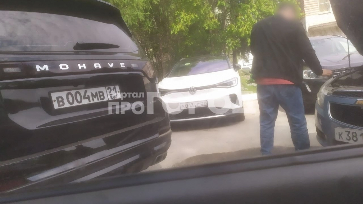 В Новочебоксарске две легковушки не разъехались на парковке стоматологии
