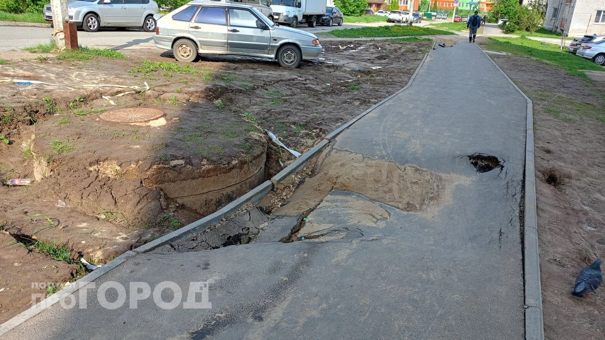 В Новочебоксарске просела земля и асфальт во дворе дома на Первомайской