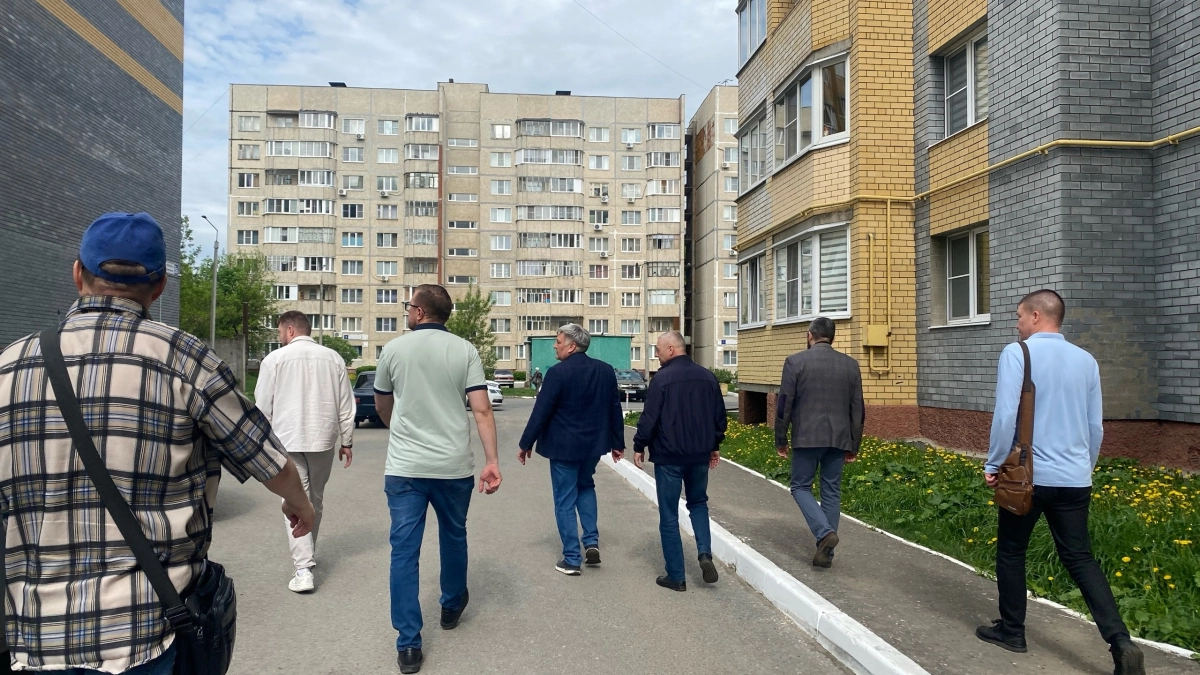 Чиновники патрулируют улицы Новочебоксарска и фиксируют невывоз мусора и граффити