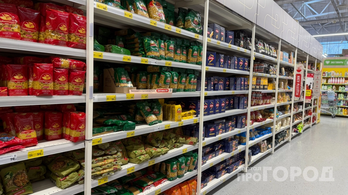 Зачем в Магнитах продают проткнутые упаковки с крупой и макаронами: продавец раскрыла уловку - теперь смотрю все пачки