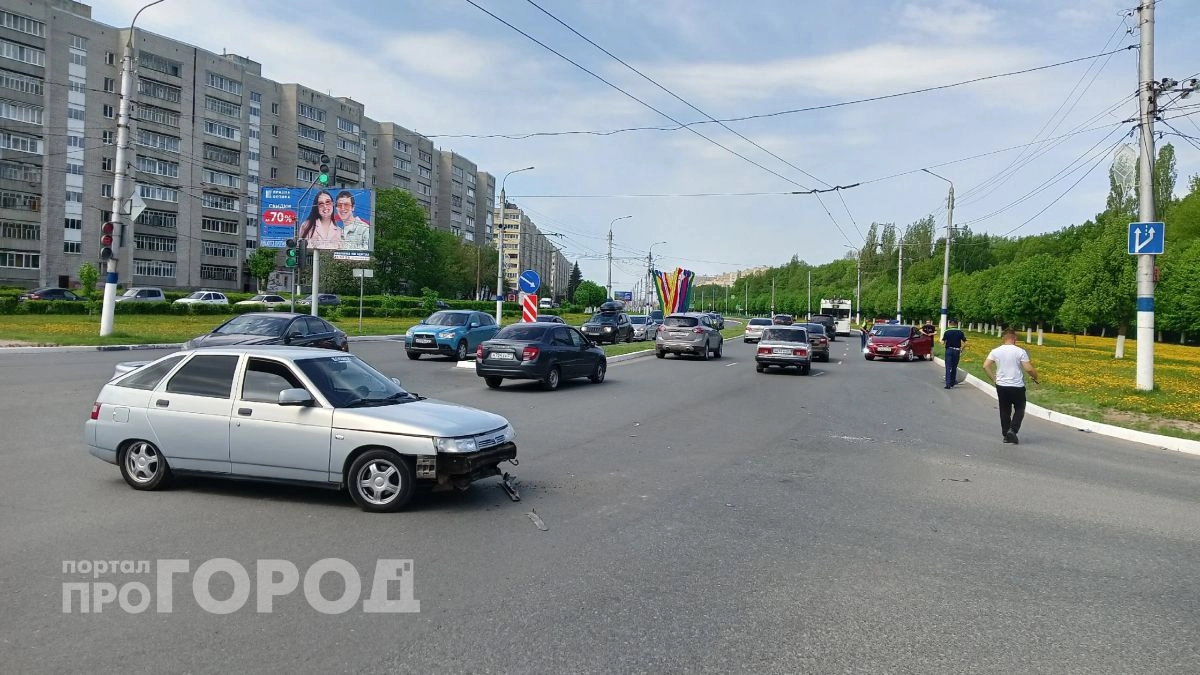 В Новочебоксарске на перекрестке столкнулись два автомобиля