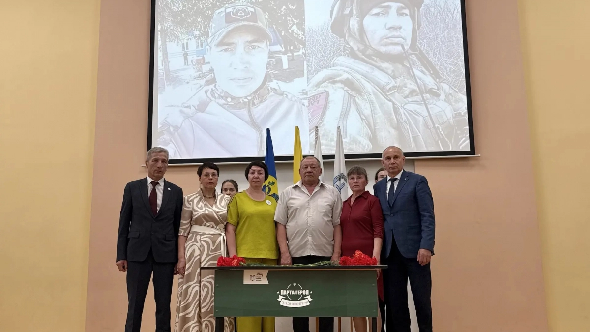 В новочебоксарской школе открыли парту в честь погибшего участника СВО