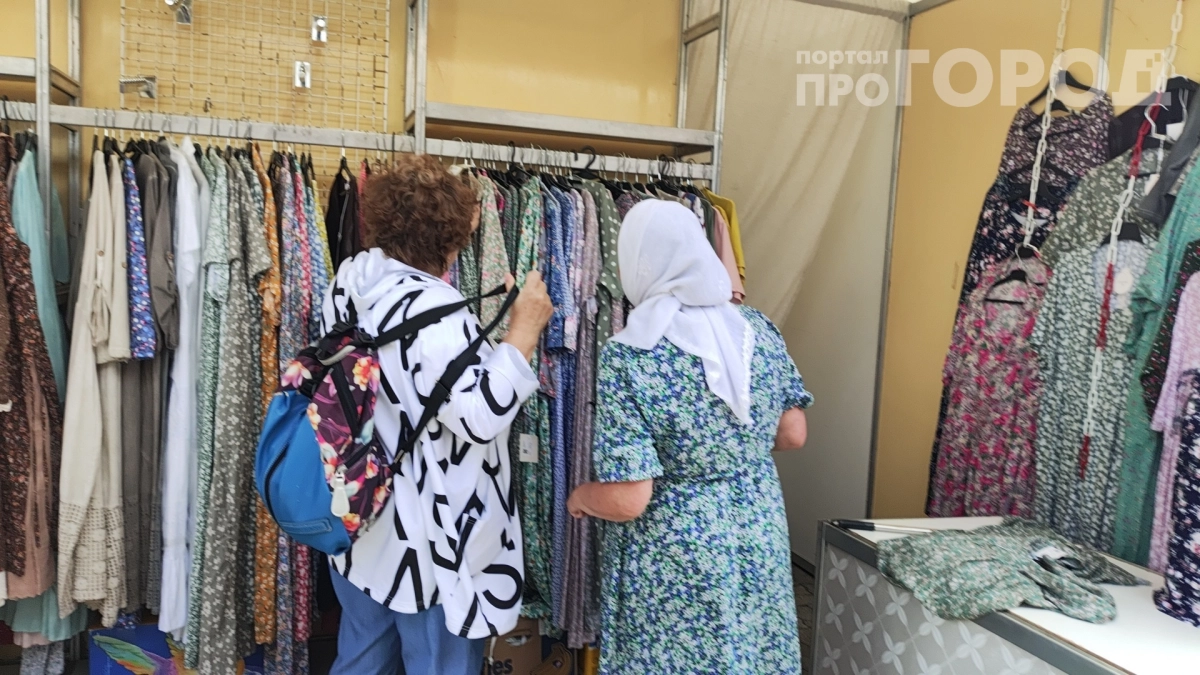 После 60 эти 5 цветов могут состарить — вот что выбрать вместо них, чтобы выглядеть на миллион