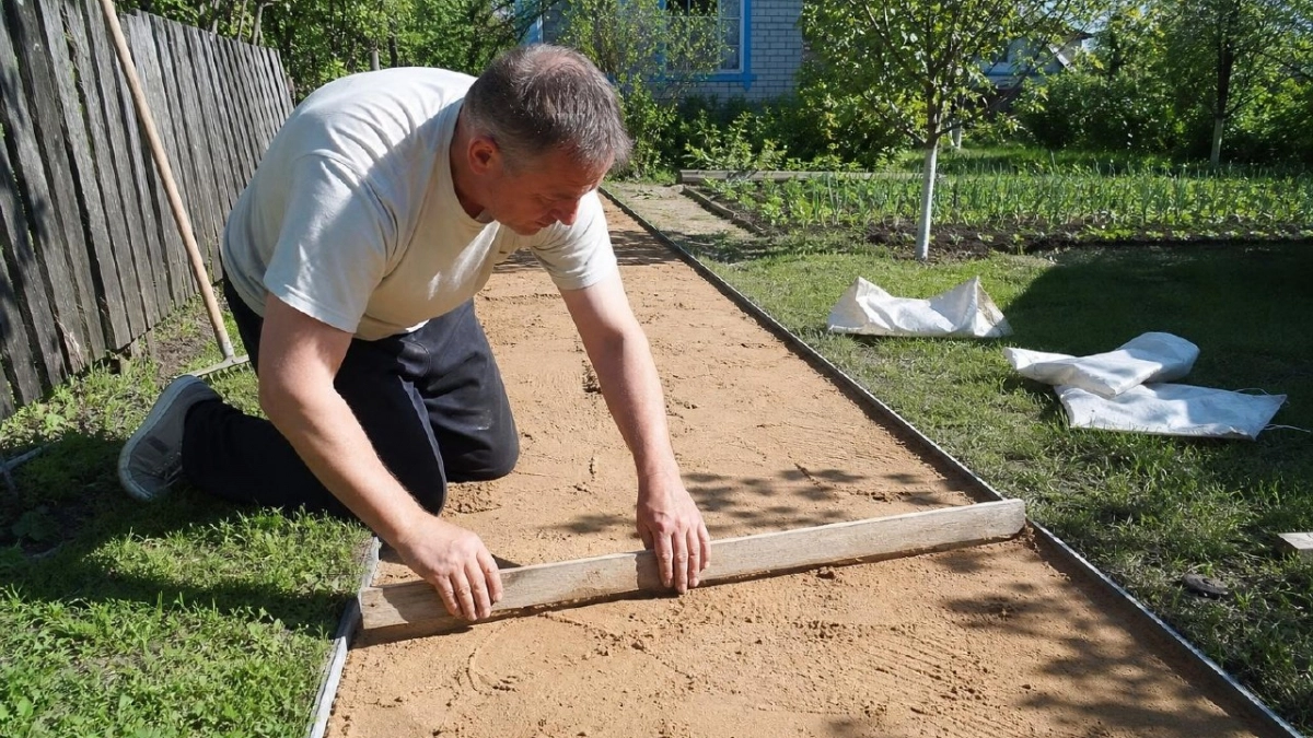 Не асфальт и не плитка: сделал на даче римскую тропинку слоеной подсыпкой - соседи приходят снять "копию"
