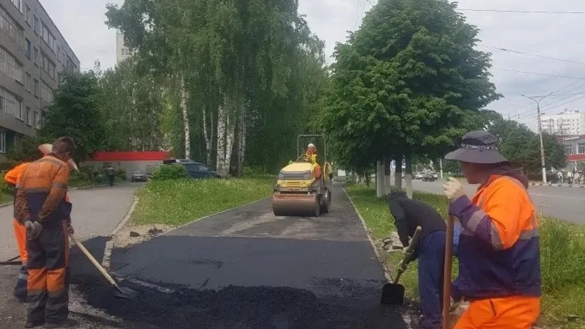 В Новочебоксарске укладывают тротуар на улице Винокурова