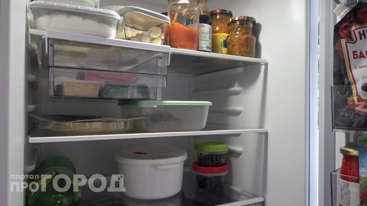 Вы кладёте это в дверцу холодильника — и зря: главная ошибка, из‑за которой продукты портятся в 2 раза быстрее