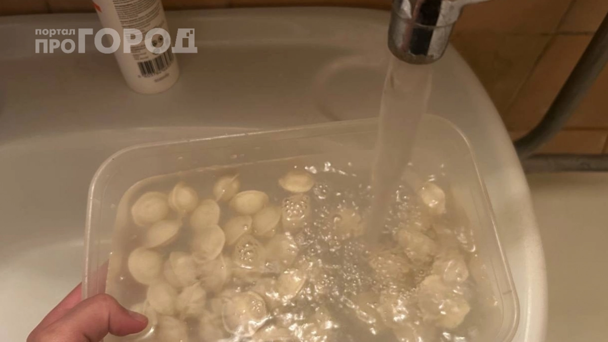 Зачем в пельмени при варке нужно заливать стакан холодной воды — запомните на всю жизнь