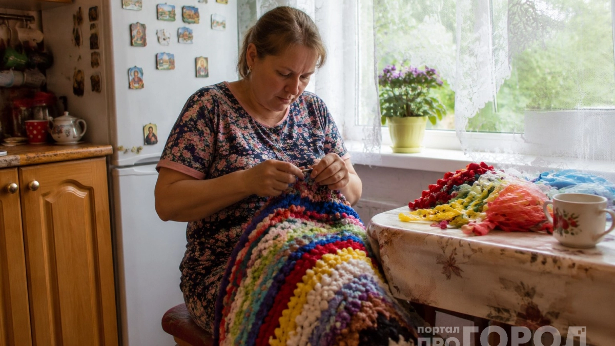 Старые пакеты берегу: делаю из них нарядные и пушистые коврики для дома — делюсь своим лайфхаком