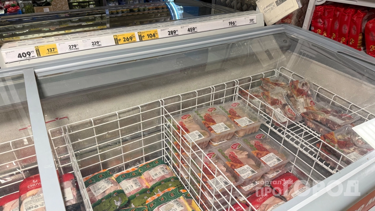Продавщица в Пятерочке, увидев мою закупку куриной грудкой, шепнула секрет: эти 3 признака сразу говорят о химозном мясе