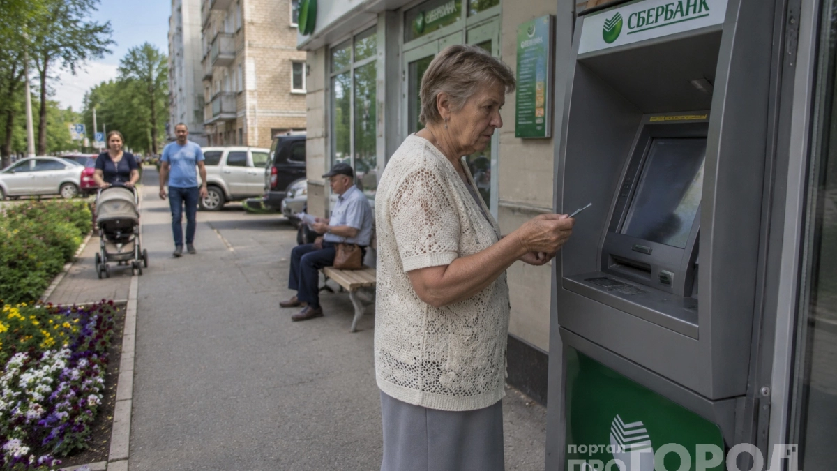 Больше этой суммы не снимешь: банки начали массово требовать справки о доходах у россиян