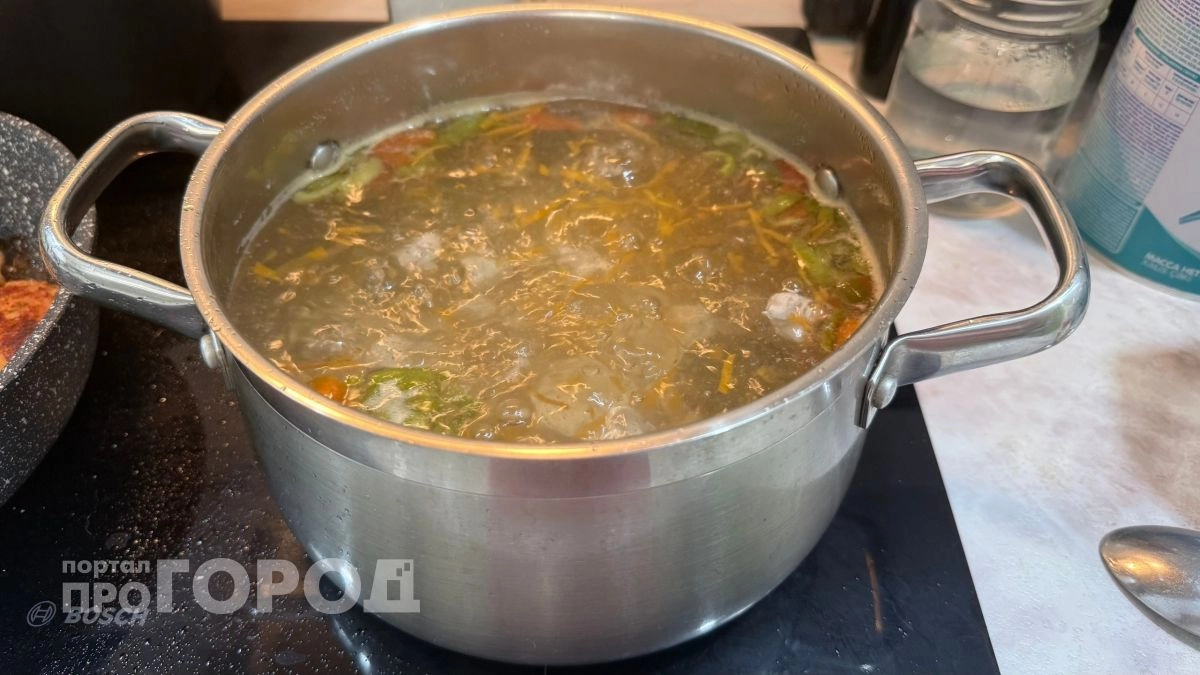 Хватит солить суп в конце: добавьте соль в начале варки и положите целую сырую картофелину - вытянет лишнюю соль