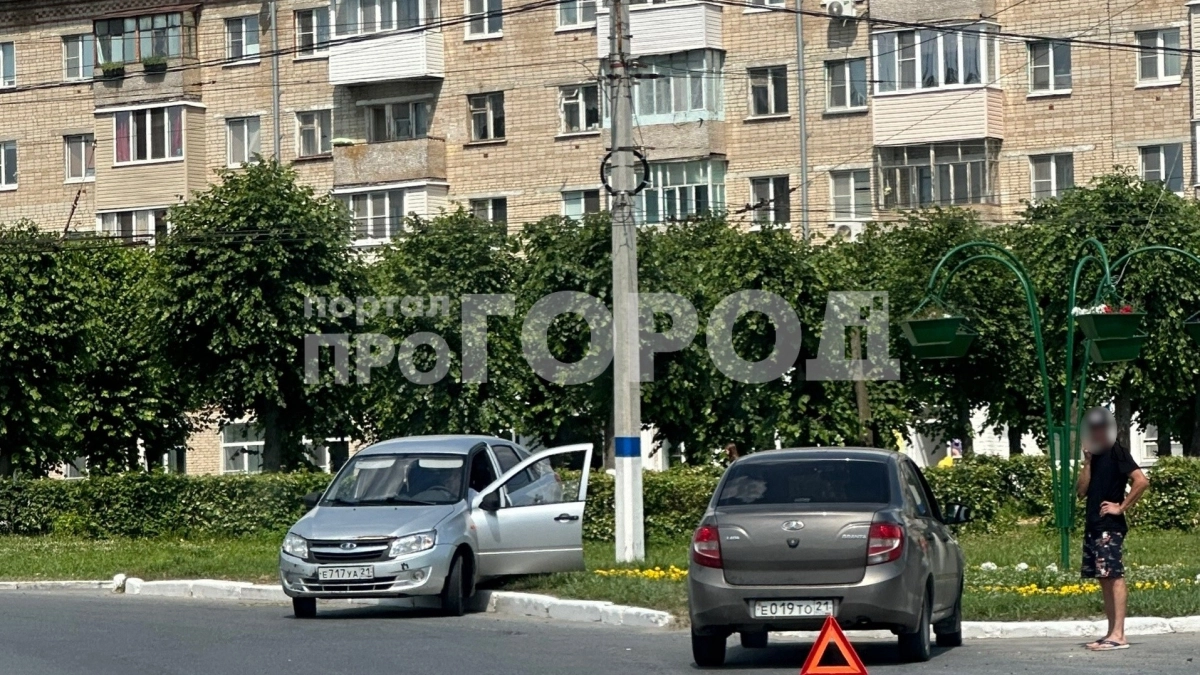 В Новочебоксарске в результате столкновения "Гранта" вылетела на газон у центрального кольца