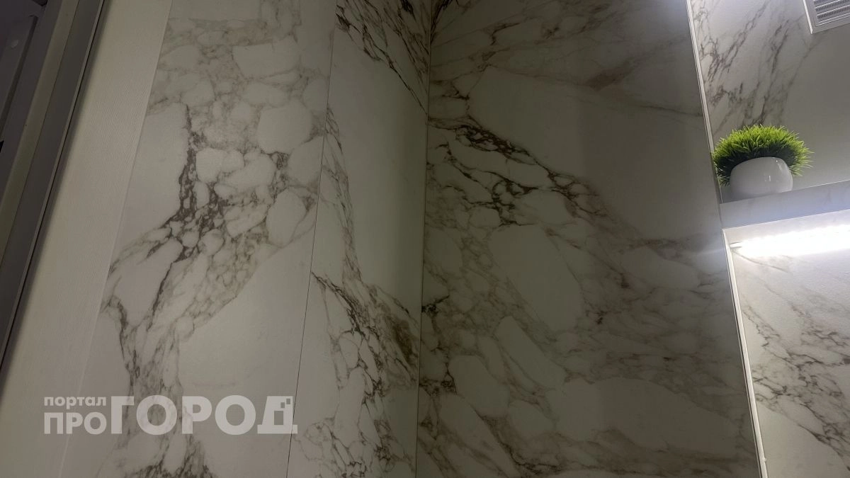 Отделала ванную "мрамором", а заплатила копейки: гениальное решение в ремонте подсказал дизайнер 