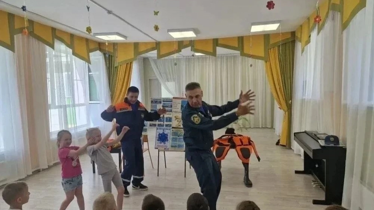 Спасатели учили дошкольников Новочебоксарска правилам поведения у воды
