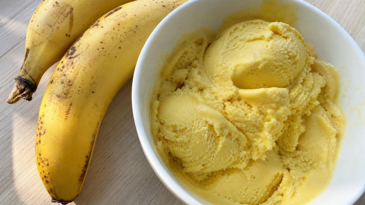 Делаю мороженое из двух бананов за 5 минут без сливок: получается вкуснее магазинного