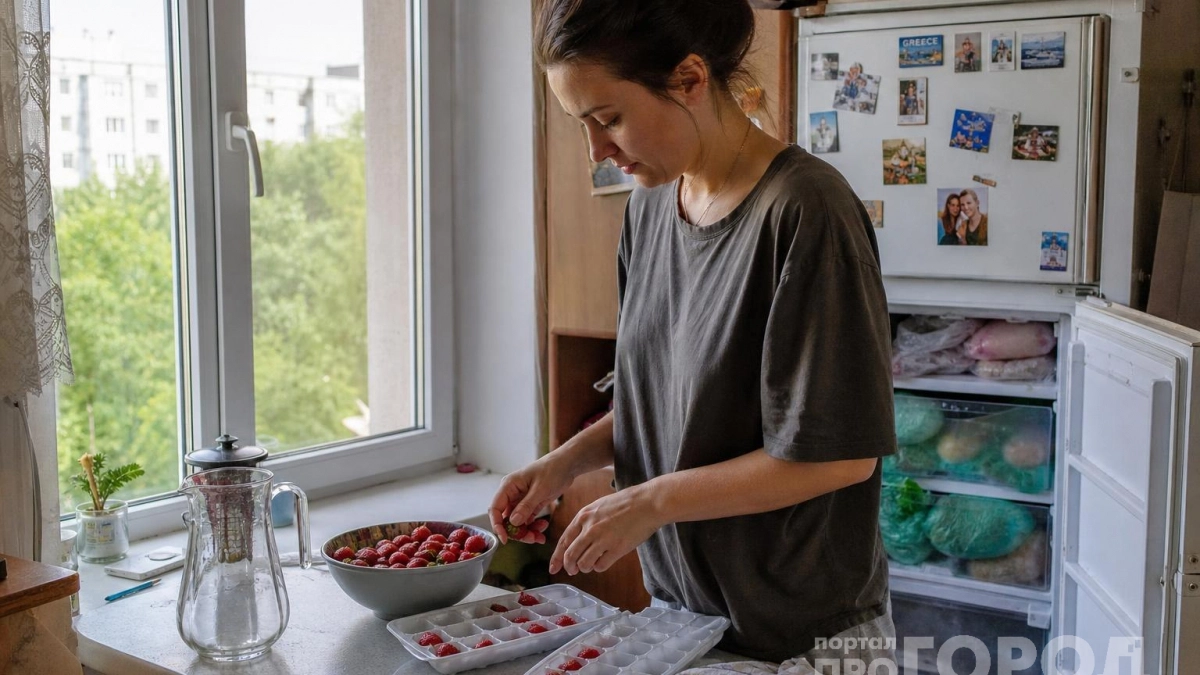Замораживаю клубнику так, что зимой она вкуснее свежей: не течёт, не бледнеет и не пахнет морозилкой